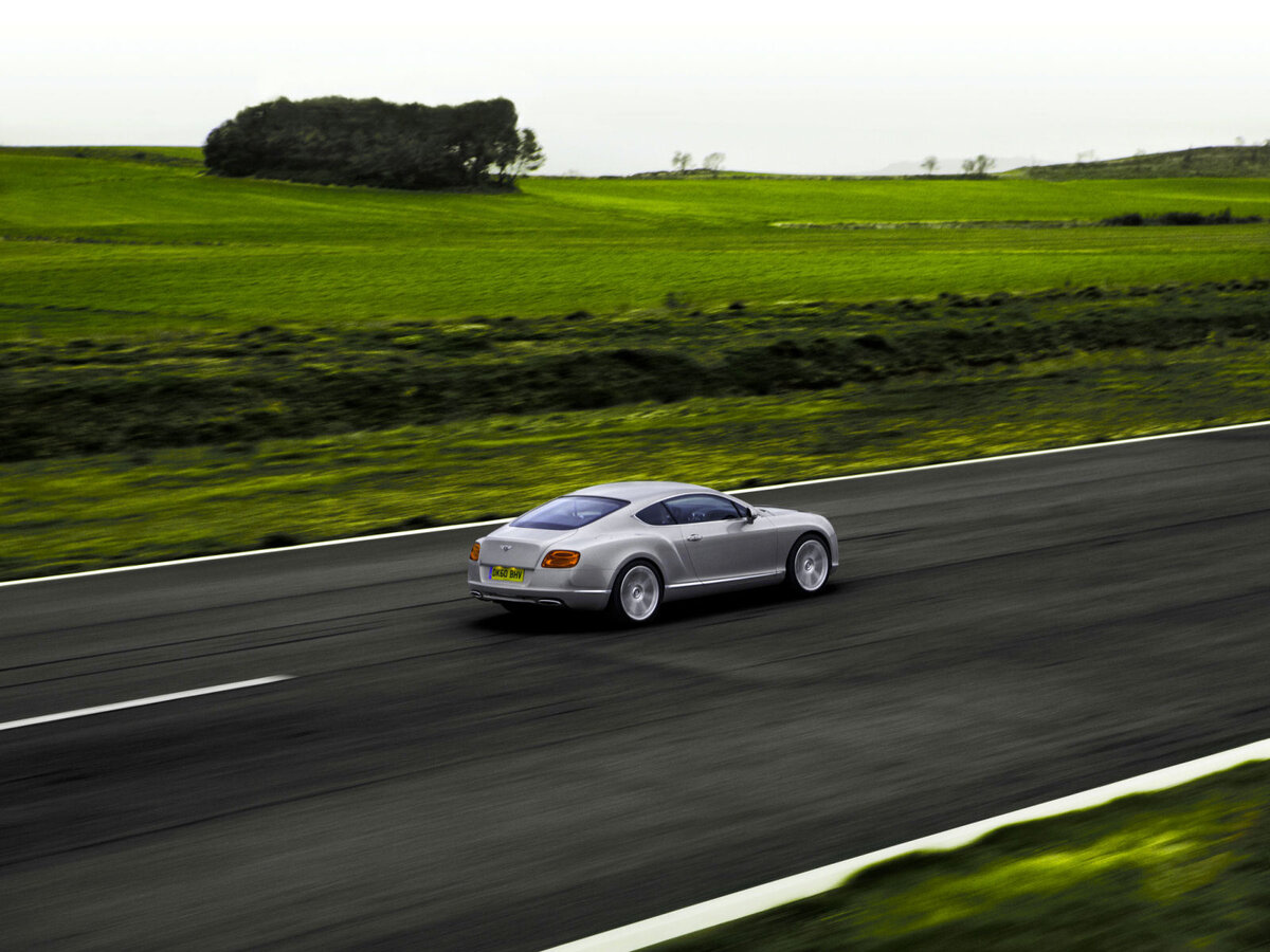 Машина поставлена на скорость. Bentley Continental gt 2012. Скорость машины. Автомобиль на огромной скорости. Машина несется.