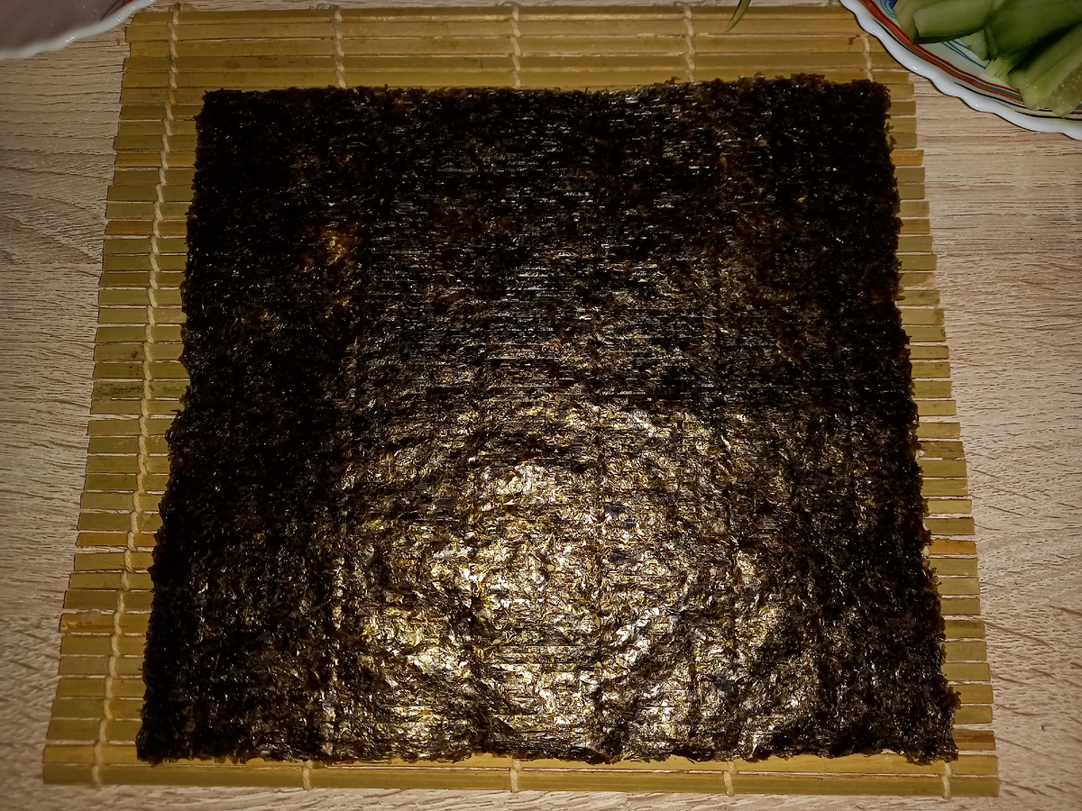 На циновку выкладываю лист нори.