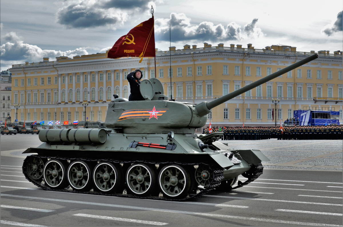 Традиционно механизированную часть парада открывал танк Т34.