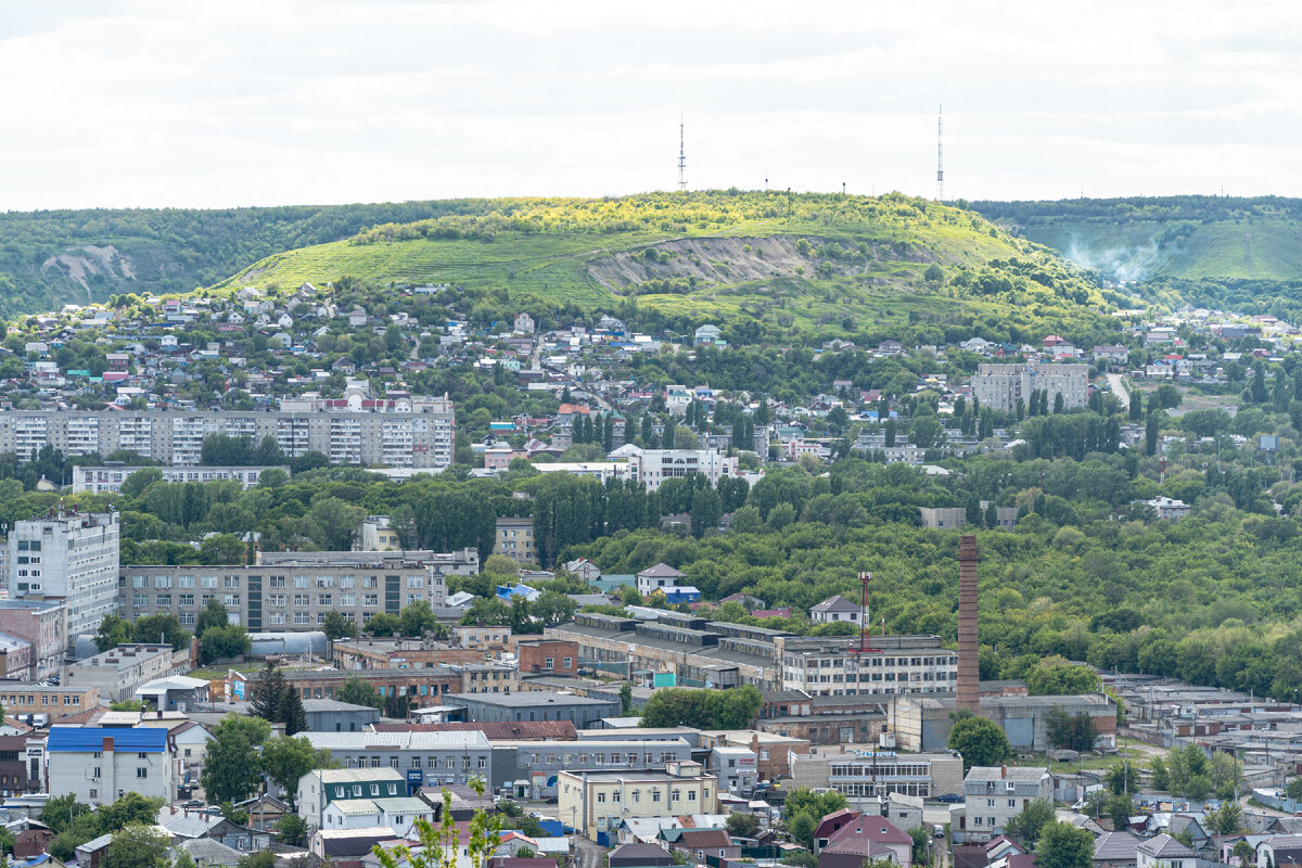 Вид на гору Лысую, на которую я на следующий день поднялся, со смотровой площадки у старого аэропорта Саратова.