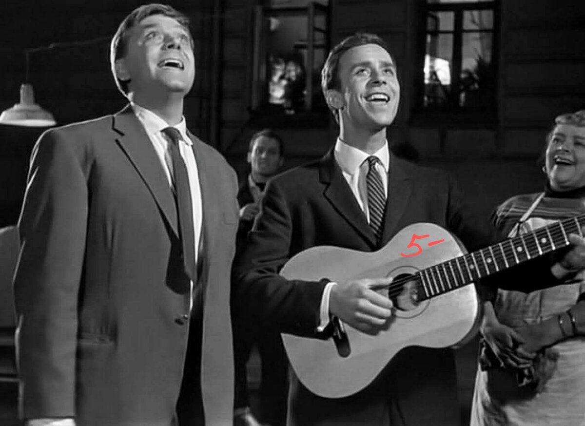 Колодозеро мякишев. Мальчик в деревне. Один старый другой молодой. Старые друзья. Джон траволта старый.