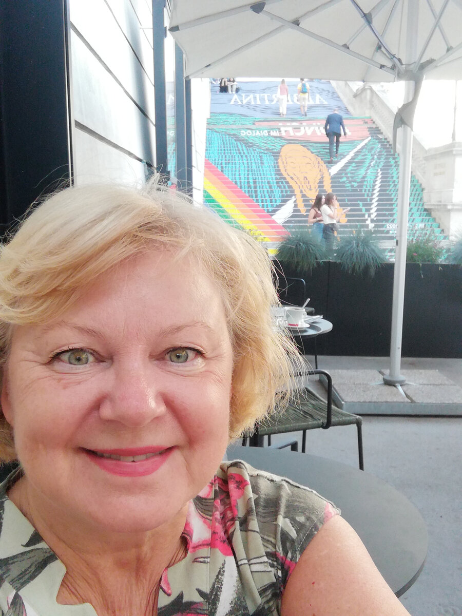 у лестницы в музей Албертина, картина Мунка "Крик"