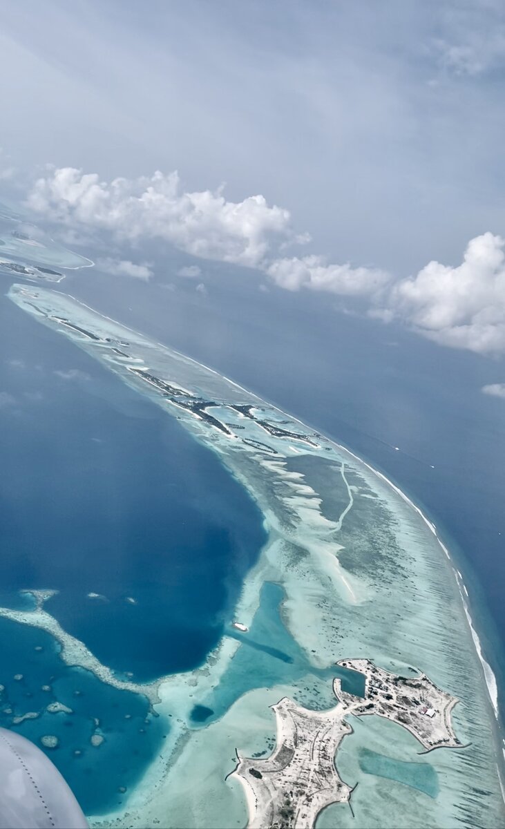 Такая красота начинается подлетая к Мальдивам. Обязательно выбирайте место у окна! Фото из личного архива @GuzelTravel