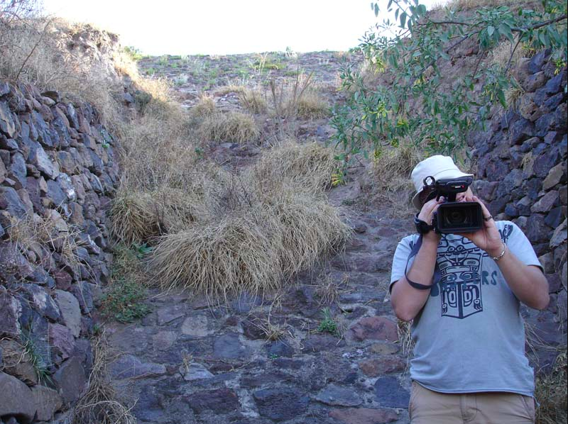 Раскоп на северной стороне пирамиды Луны. Изображение взято из книги А. Ю. Склярова «Древняя Мексика без кривых зеркал», издательство ВЕЧЕ, 2009