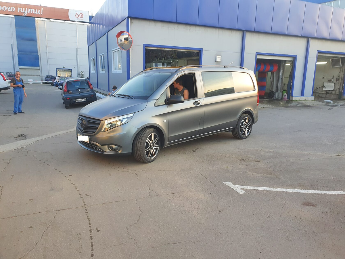 Автозвук в Mersedes Vito кузов 447 – очень редкая автозвуковая ситуация. 
Последние генерации Mercedes VITO и V класса всё чаще попадают в наши автозвуковые руки, а всё потому, что в достаточно люксовом автомобили стоит просто ужасный штатный звук не зависимо от комплектации последнего.