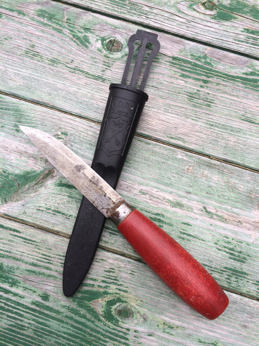 Нож K.J. Eriksson Classic. Общий вид ножа с ножнами. Авторская фотография.