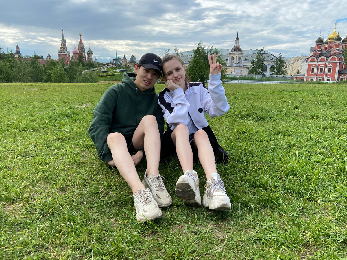 Я и мой молодой человек в парке «Зарядье».