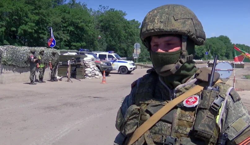 Досматривают всех, и военный транспорт, и личные авто местных жителей (Игорь -инспектор ВАИ)