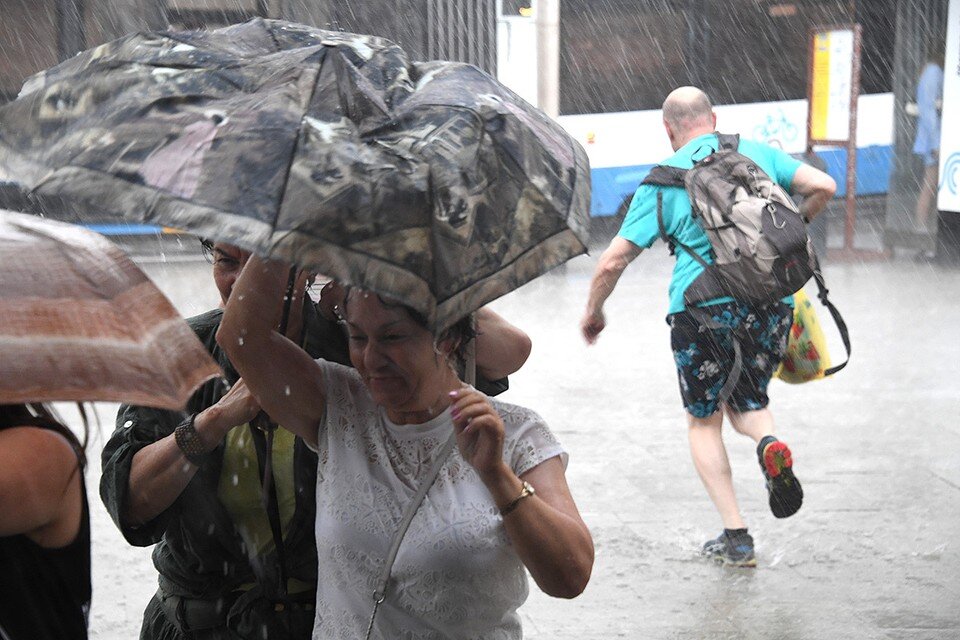     Синоптики прогнозируют обильные дожди в столице в среду и в четверг. Михаил ФРОЛОВ