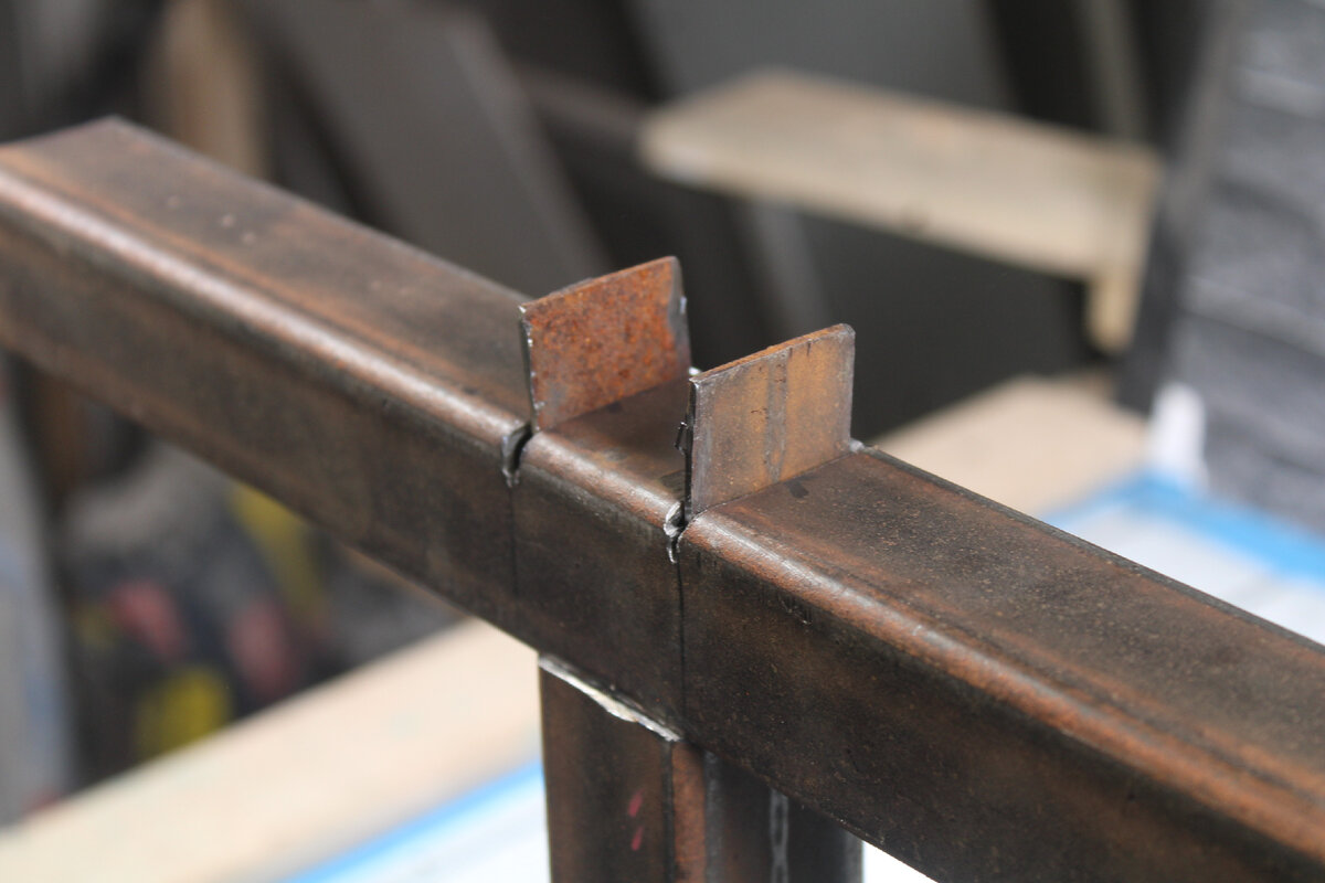 Как состыковать профильную трубу. Безсварочное соединение профильных труб. Как состыковать профильную трубу. Сварка квадратной трубы встык. Сварка профильной трубы под углом 45 градусов.