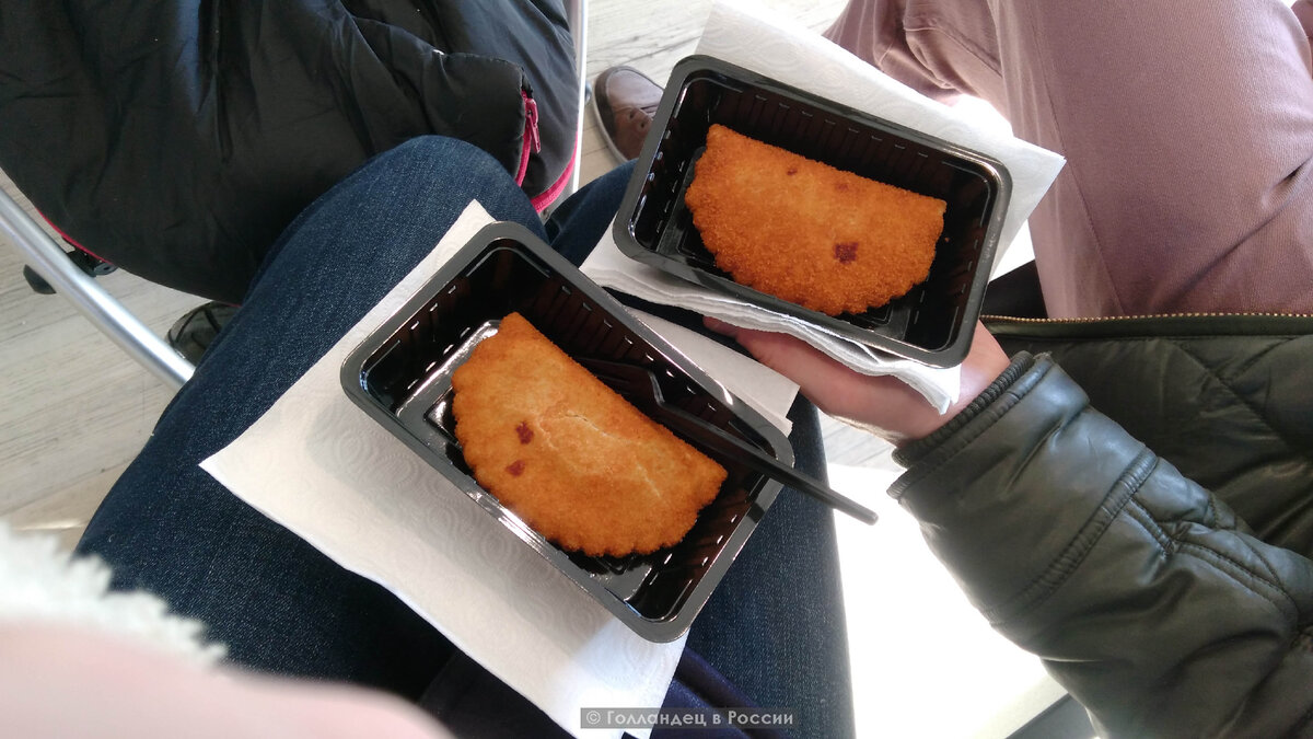 Каасуфле - это популярный голландский перекус: такие хрустящие штуки с горячим сыром внутри. Когда буду в Голландии, расскажу про другие. Фото: из личного архива