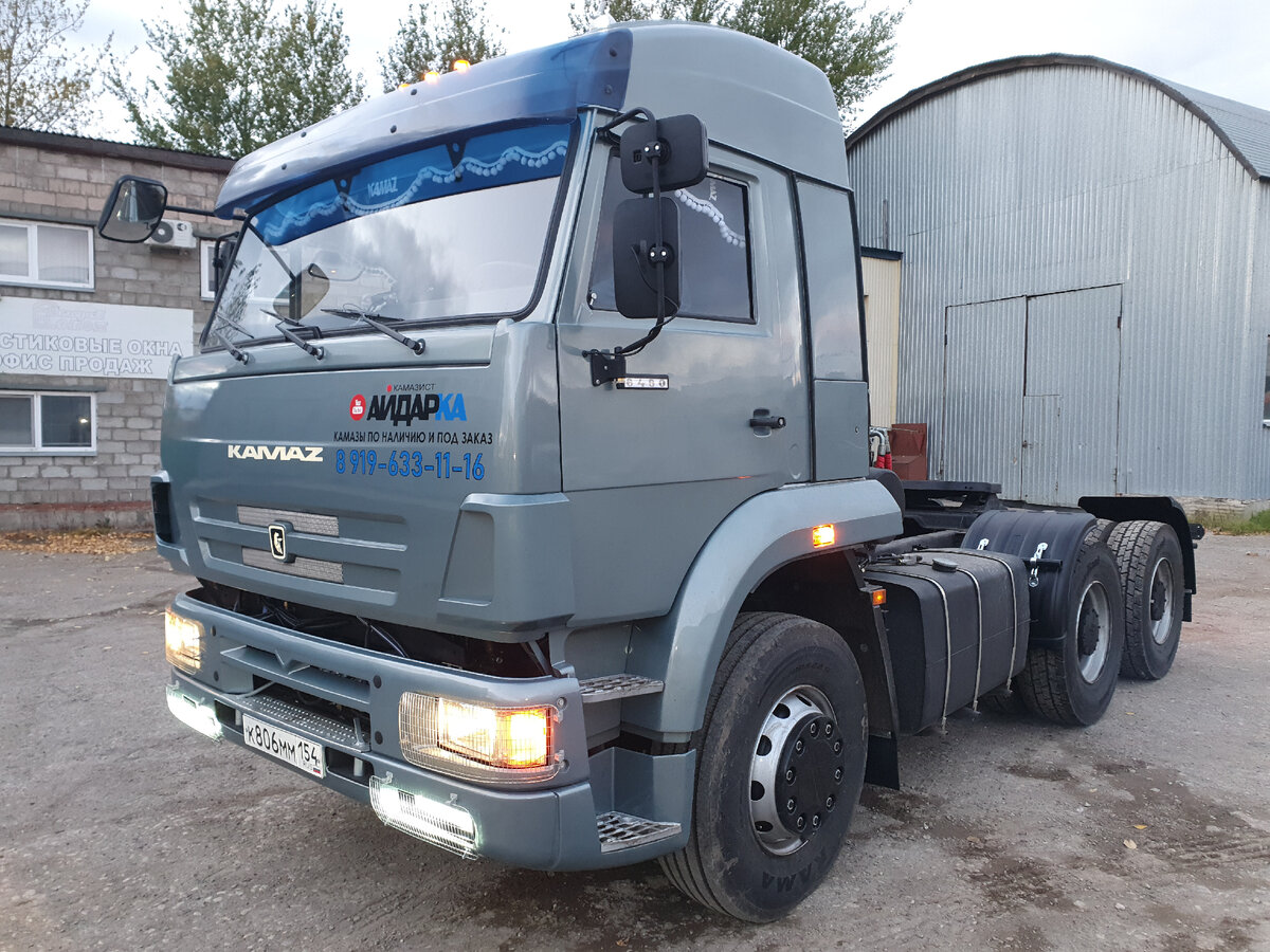 Спецификация данной машины: 
➖КамАЗ 6460 седельный тягач;
➖Год выпуска - 2012
➖ДВС - Euro 2, топливная ЯЗДА, 360 л/с;
➖КПП - ZF16;
➖РКП- камаз
➖Мосты - камаз, редуктора на 31 зубьев;
➖Кабина - макси, сиденье водителя пневмо, пассажира с инструм. ящиком;
➖ССУ ДЖОС;
➖Бак 500 л;
➖Пжд 14ТС
➖Резина - новая без камерная;