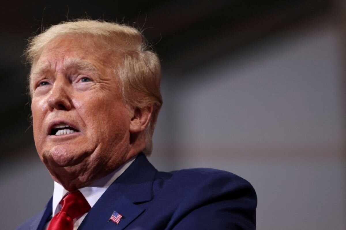    Трамп заявил, что сотрудники ФБР рылись в личных вещах его жены и сына