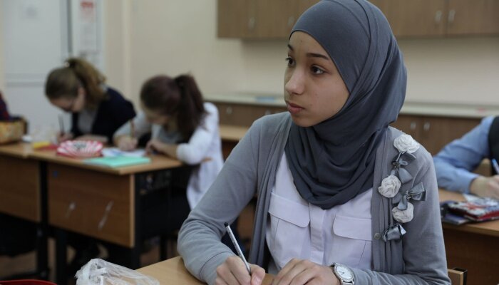 На фото - другой человек. Девочка, о которой речь идёт в статье - малая совсем, с детьми не воюем, не Басаевцы же.