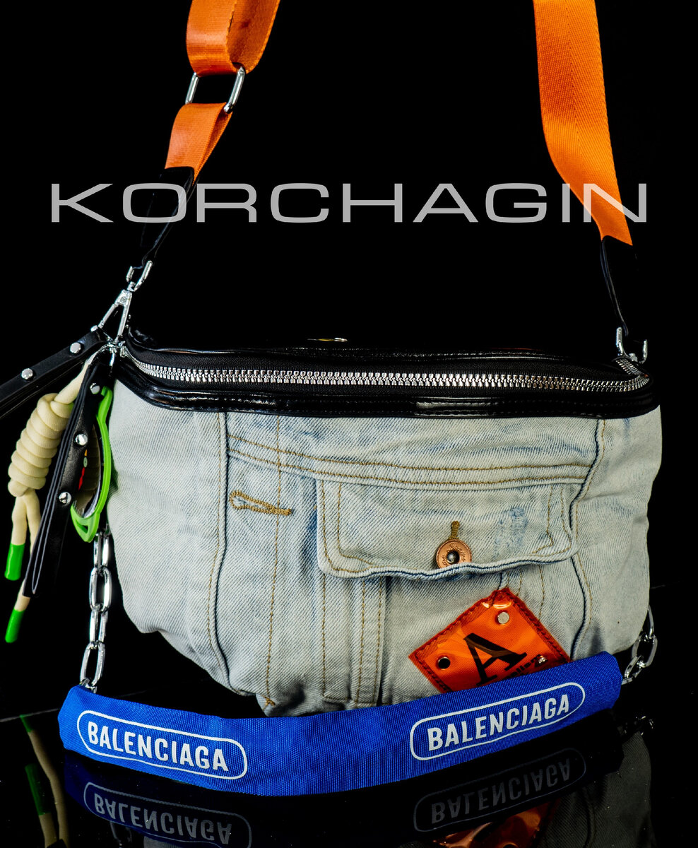 Сумка из денима и эко кожи черного цвета с ярким наплечным ремнём и цепочкой