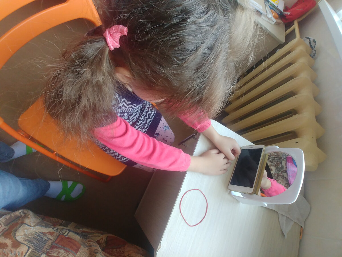 Заплетаю волосы, а она с жаждой смотрит на телефон.