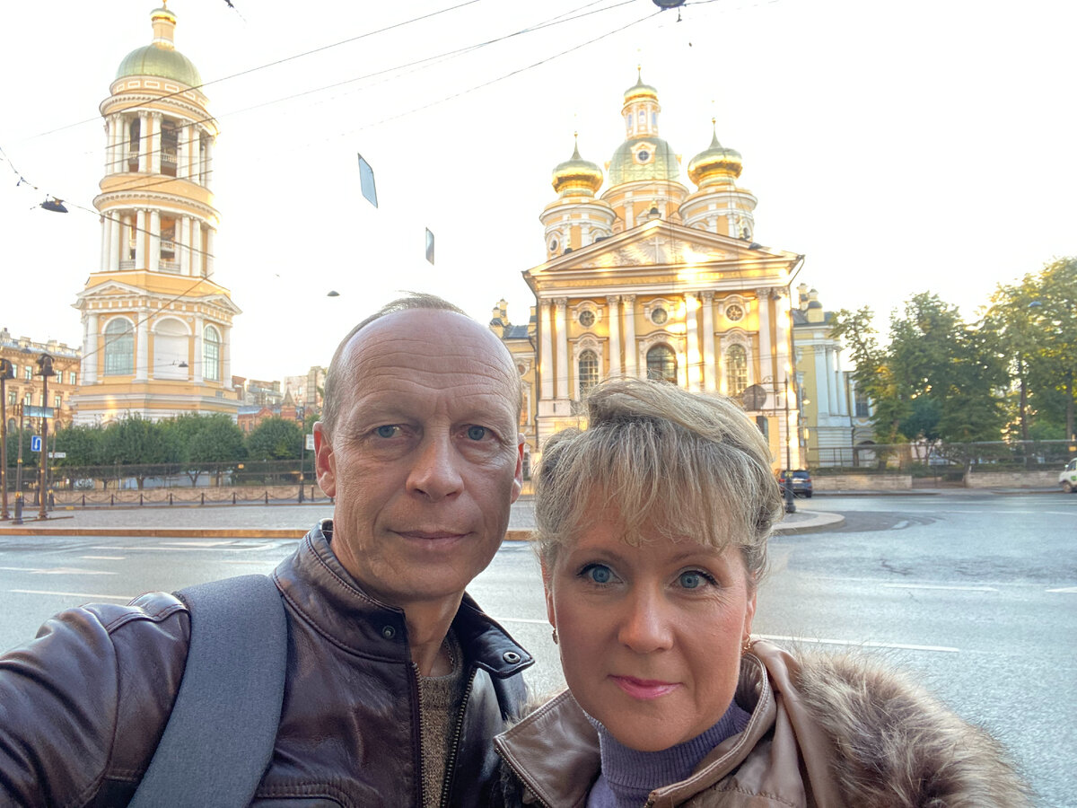 Павел и Ирина Бочкаревы на фоне Владимирского собора.