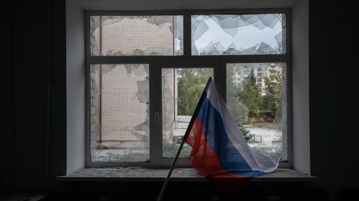    Выбитые в результате обстрела ВСУ стекла в здании школы в Рубежном, где располагается участок для голосования на референдуме о присоединении к России Луганской Народной Республики© РИА Новости / Валерий Мельников