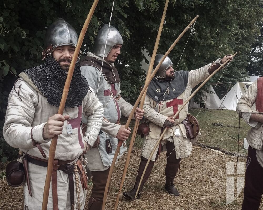 Реконструкторы в образе английских лучников