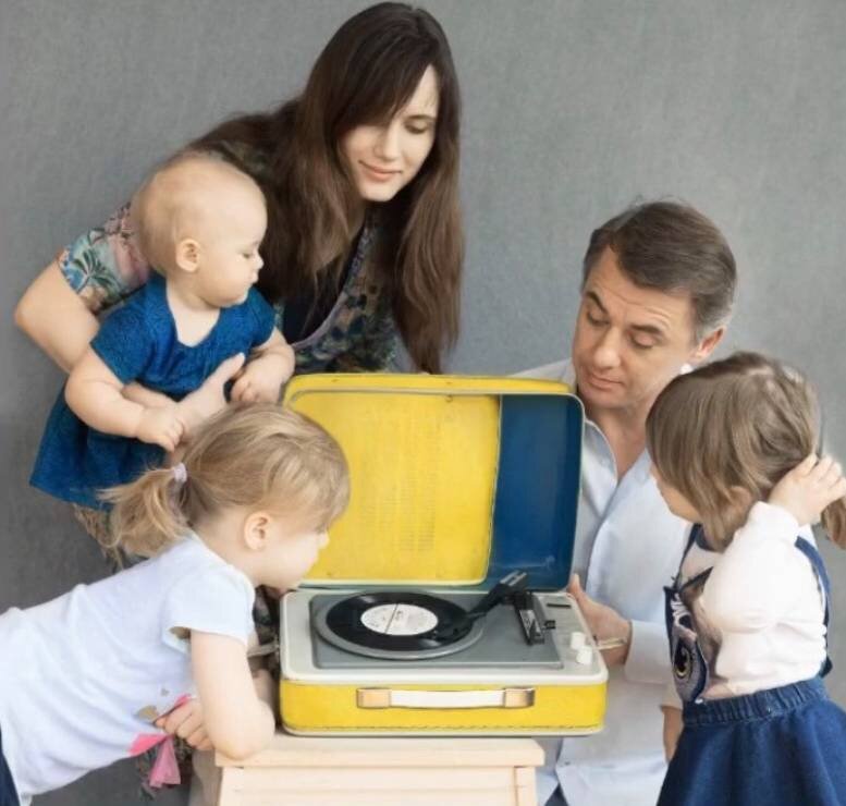    Игорь Петренко с женой Кристиной воспитывают трех дочерейСоцсети