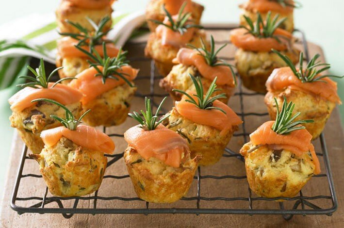 100 г креветок 200 г копченой рыбы на ваш выбор
1 кабачок
2 моркови
1 луковица
1-2 стебля зеленого лука
3 яйца
2 чайные ложки лимонного сока
Подготовка:
Разогрейте духовку до 200 градусов. В миске смешайте 100 г очищенных креветок, 200 г копченой рыбы на ваш выбор, 1 натертый кабачок, 2 натертые моркови, 1 натертую луковицу, 1-2 нарезанных стебля зеленого лука, 3 яйца, 2 чайные ложки лимонного сока и перец по вкусу. Форму для маффинов застелите бумажными формами или смажьте кокосовым маслом. Наполнить формочки смесью и поставить в духовку на 20 минут.

Приятного аппетита!