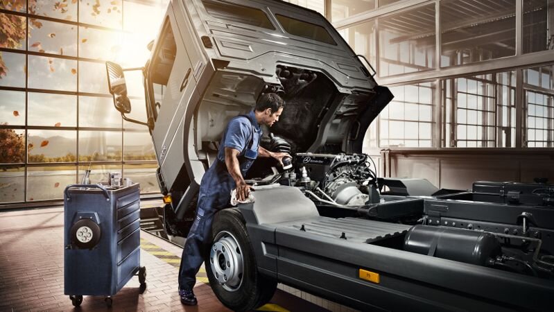     Как в условиях кризиса удается чинить грузовые машины фото Daimler AG