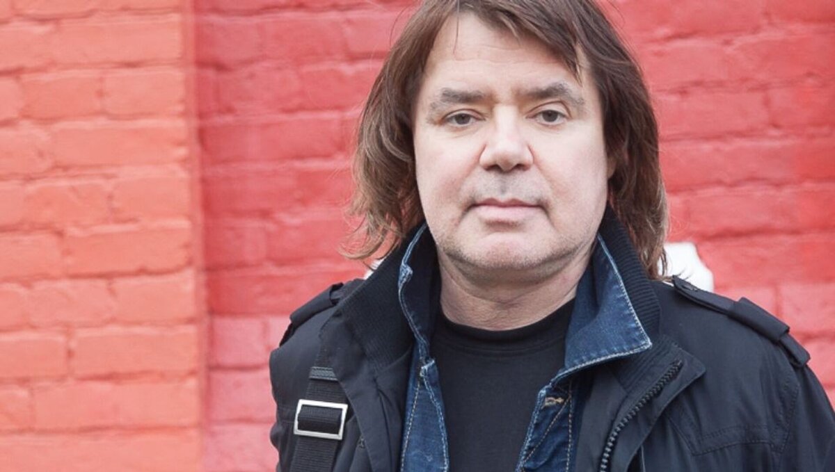 Он долго шел к своему успеху, скитался по разным ансамблям. А потом громко выстрелил с ностальгическим репертуаром 70-х годов. Чистые романтические песни сразу же пришлись публике по душе.-3