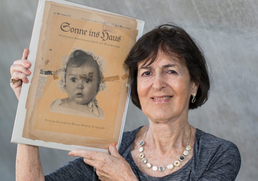 Хесси Тафт позирует с фотографией, сделанной в 1935 году известным немецким фотографом Гансом Баллином во время интервью агентству Рейтер 9 июля 2014 года.