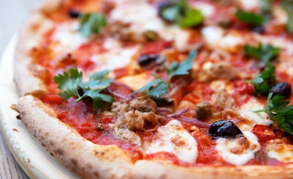 Пицца без муки рецепт. Пицца овощная. Пицца крупным планом. Пицца путтанеска. Вкусные начинки для пиццы.