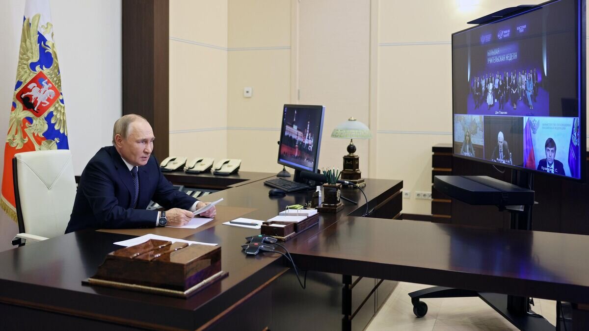    Президент РФ Владимир Путин во время встречи в режиме видеосвязи с лауреатами и финалистами всероссийского конкурса "Учитель года" в День учителя© РИА Новости / POOL