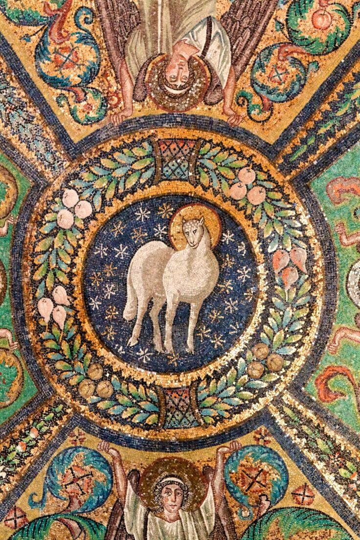  	Византийская мозаика – это искусство составления единой картины из мелких цветных кусочков непрозрачного стекла – смальты. 	Благодаря византийским мастерам храмы были украшены великолепными фасадами.