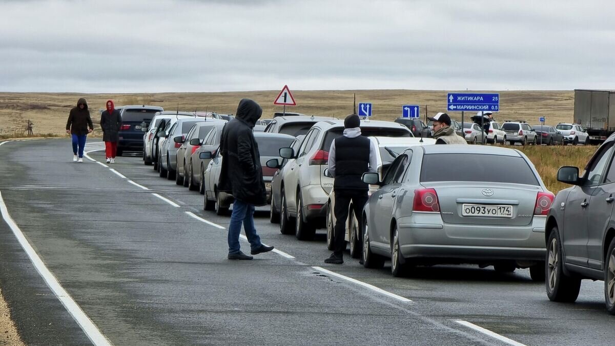    Автомобили в районе погранперехода Мариинский на границе России и Казахстана© AP Photo