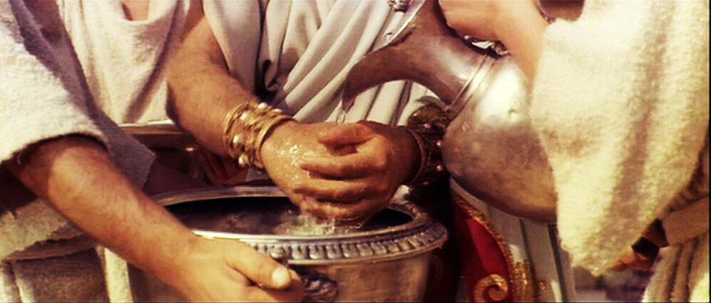 Рука буда. Понтий Пилат умывает руки. Умываю руки. Умывание рук Пилатом. Чаша омовения.