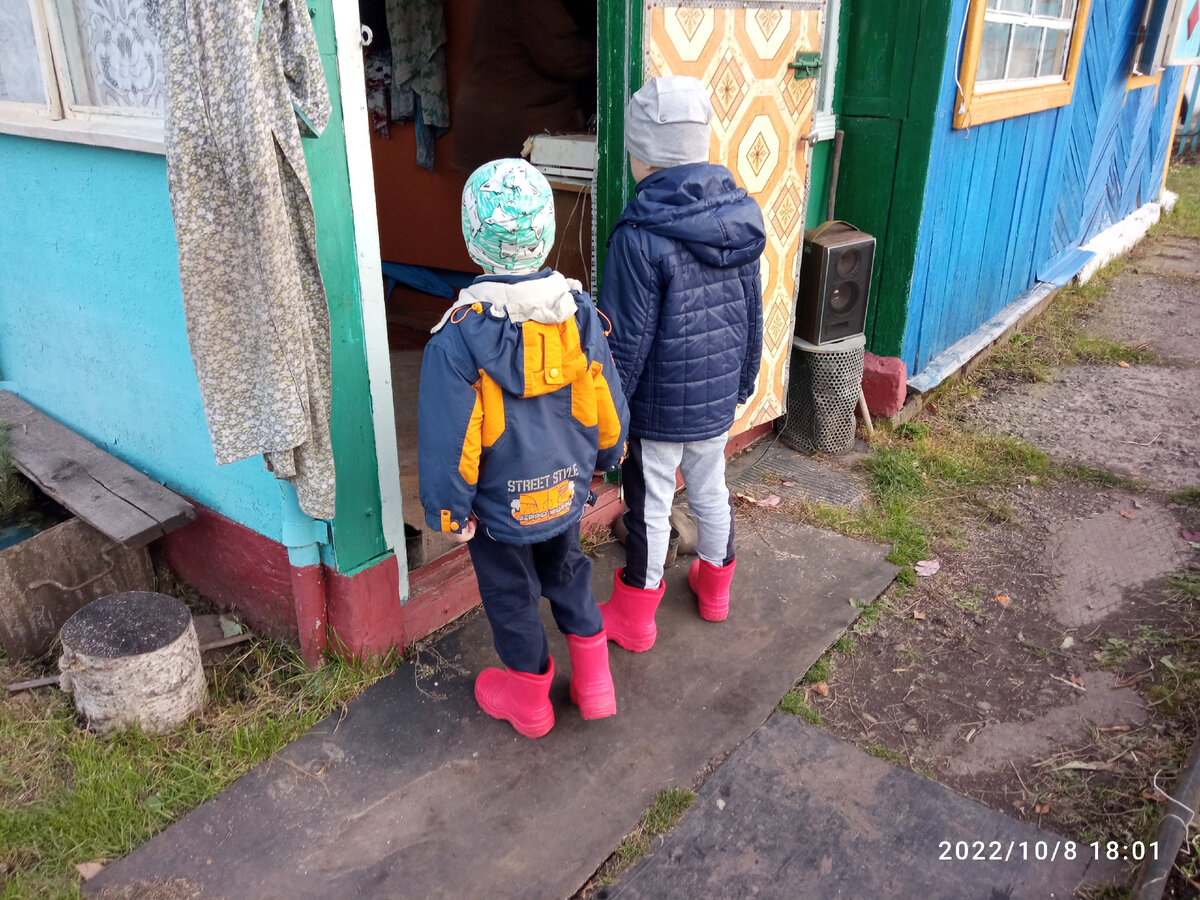 Паша с Вадей ждут, когда бабушка вынесет им еды, листайте фото