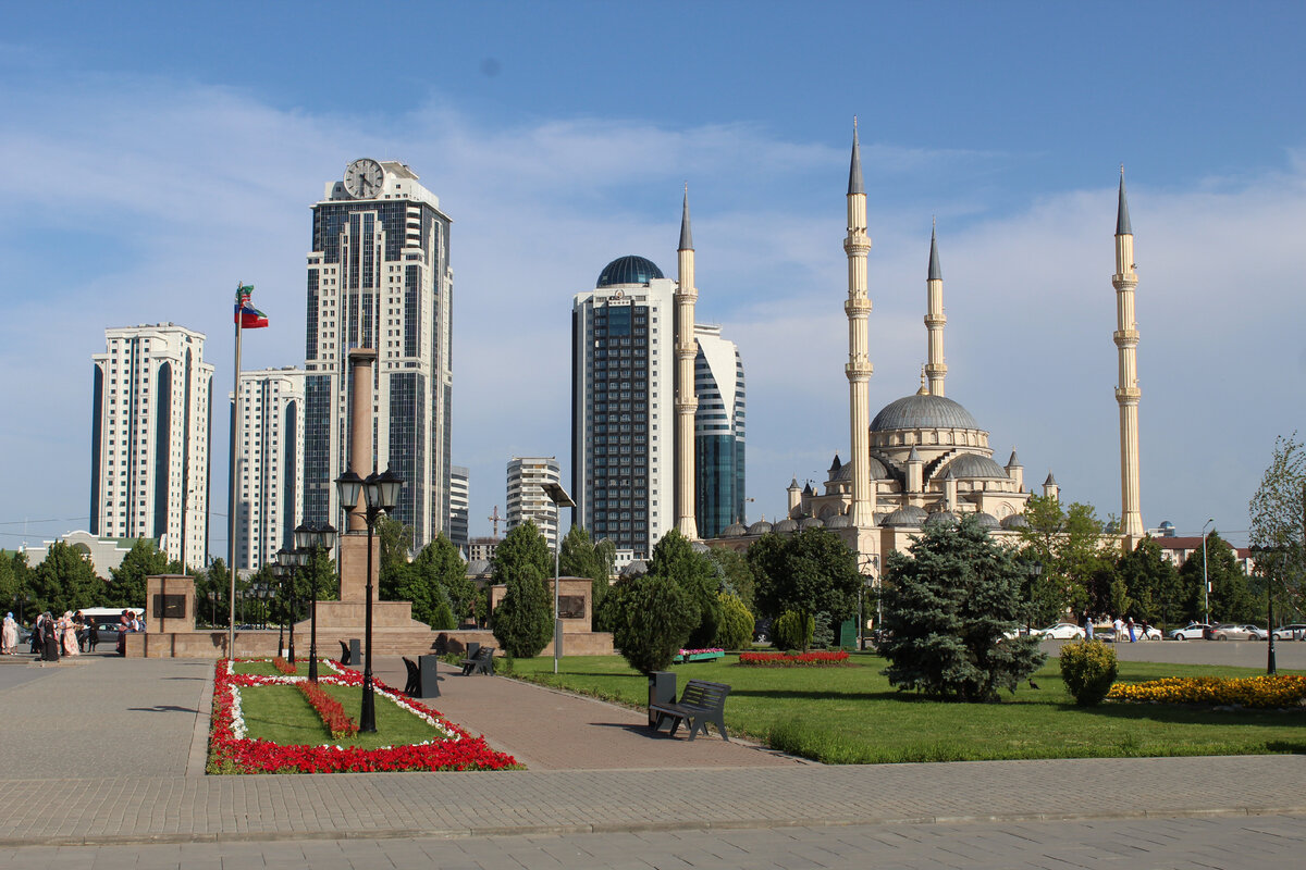 Центр города Грозный. Религиозные сооружения контрастируют с современными небоскребами.