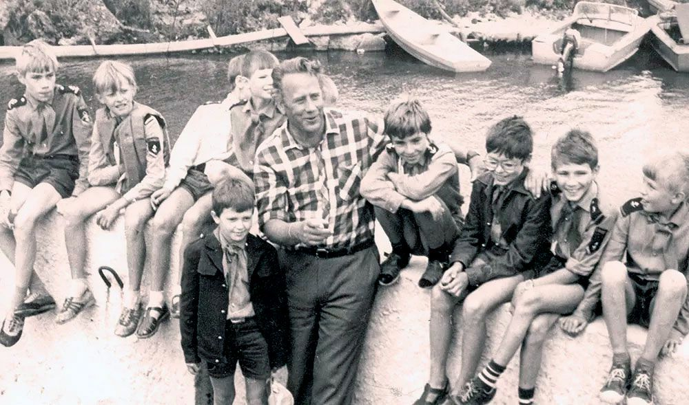 Бессменный командор Владислав Крапивин и его самые верные друзья на причале отряда 'Каравелла', 1970-е годы / Из архива Дмитрия Шеварова 