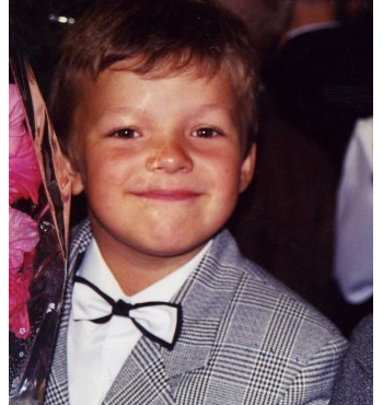 Ярик обыкновенный - счастливый и с бабочкой 