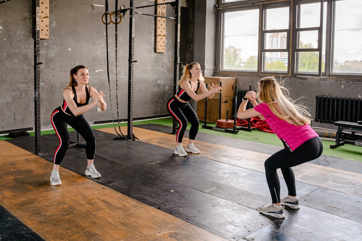     Как правильно приседать: можно выносить колени за носки или нет?