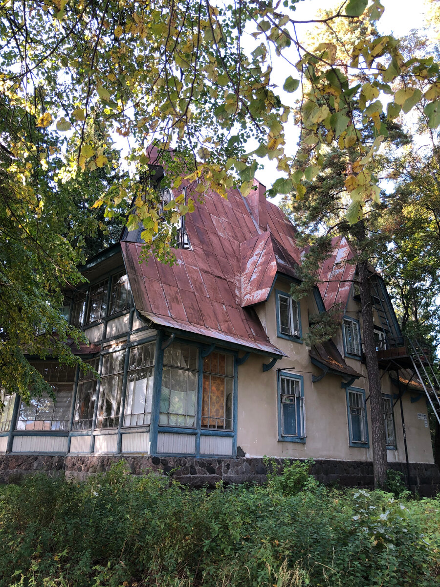 В доме в настоящее время находится общежитие для персонала санатория «Северная Ривьера» (фото автора)