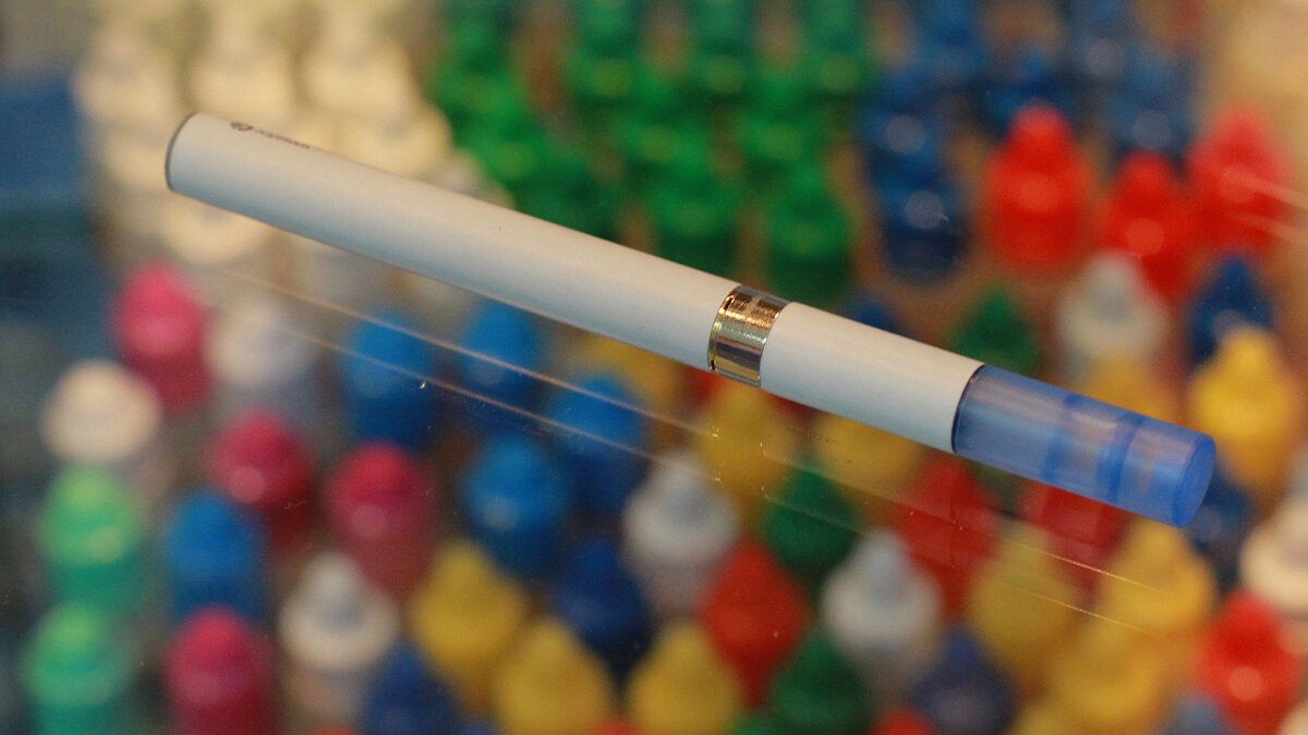    Электронная сигарета на витрине магазина в Москве© РИА Новости . Виталий Белоусов