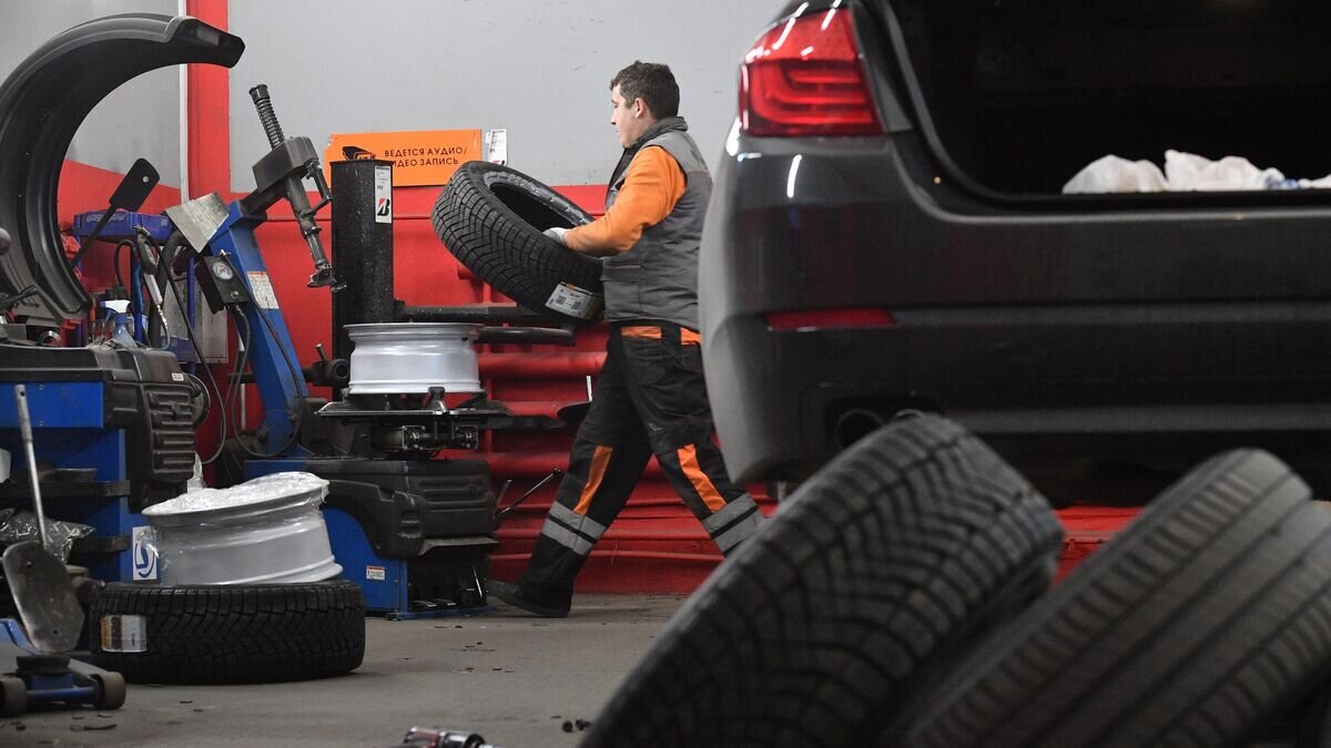    Сезонная замена автомобильной резины© РИА Новости / Алексей Куденко