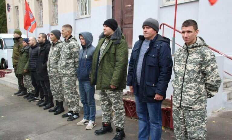    В Новотроицке проводили 10 мобилизованных мужчин в учебный центр Кристина Просвиркина