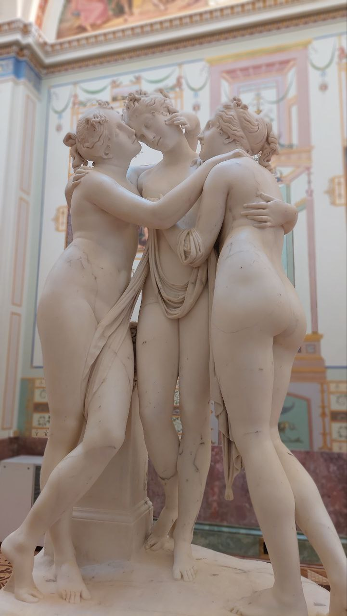 "Три грации", в исполнении итальянского скульптора Антонио Канова, тут и далее фото из личного архива автора заметки, 2022г.