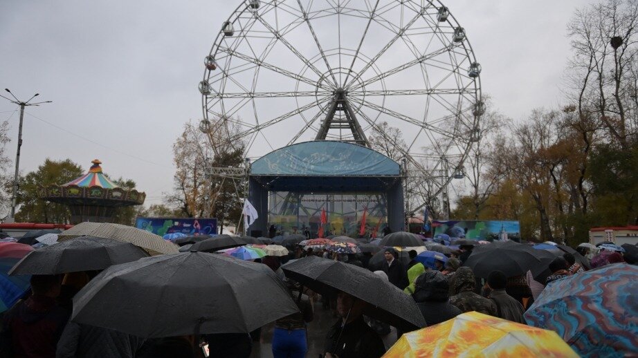     Около 3700 человек собрались на краевой набережной в Хабаровске несмотря на непогоду, чтобы принять участие в митинг-концерте в поддержку российских военнослужащих, исполняющих свой воинский долг.