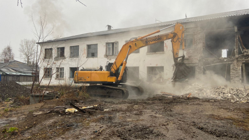     Сносят аварийный дом. barnaul.org