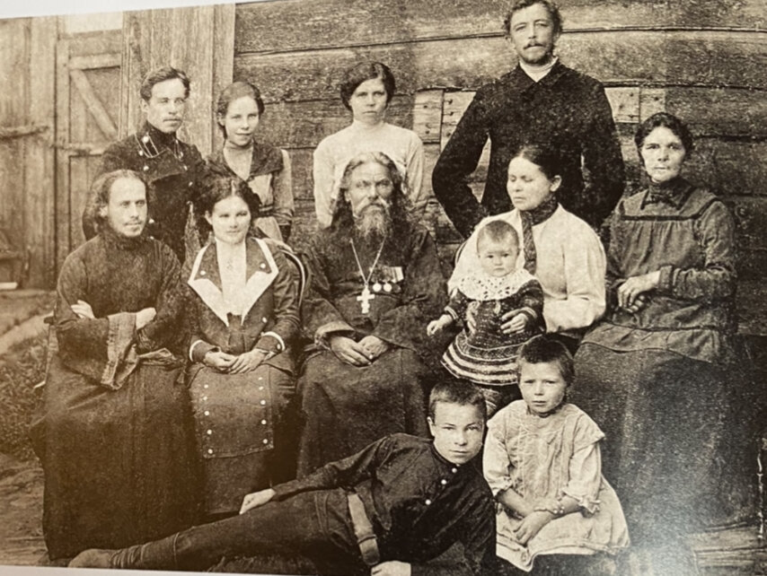 Фотография из книги о батюшке. На ней батюшка с матушкой Александрой. Они сидят слева, с семьей Чирцевых. В центре протоиерей Михаил Чирцев. 1915 г.