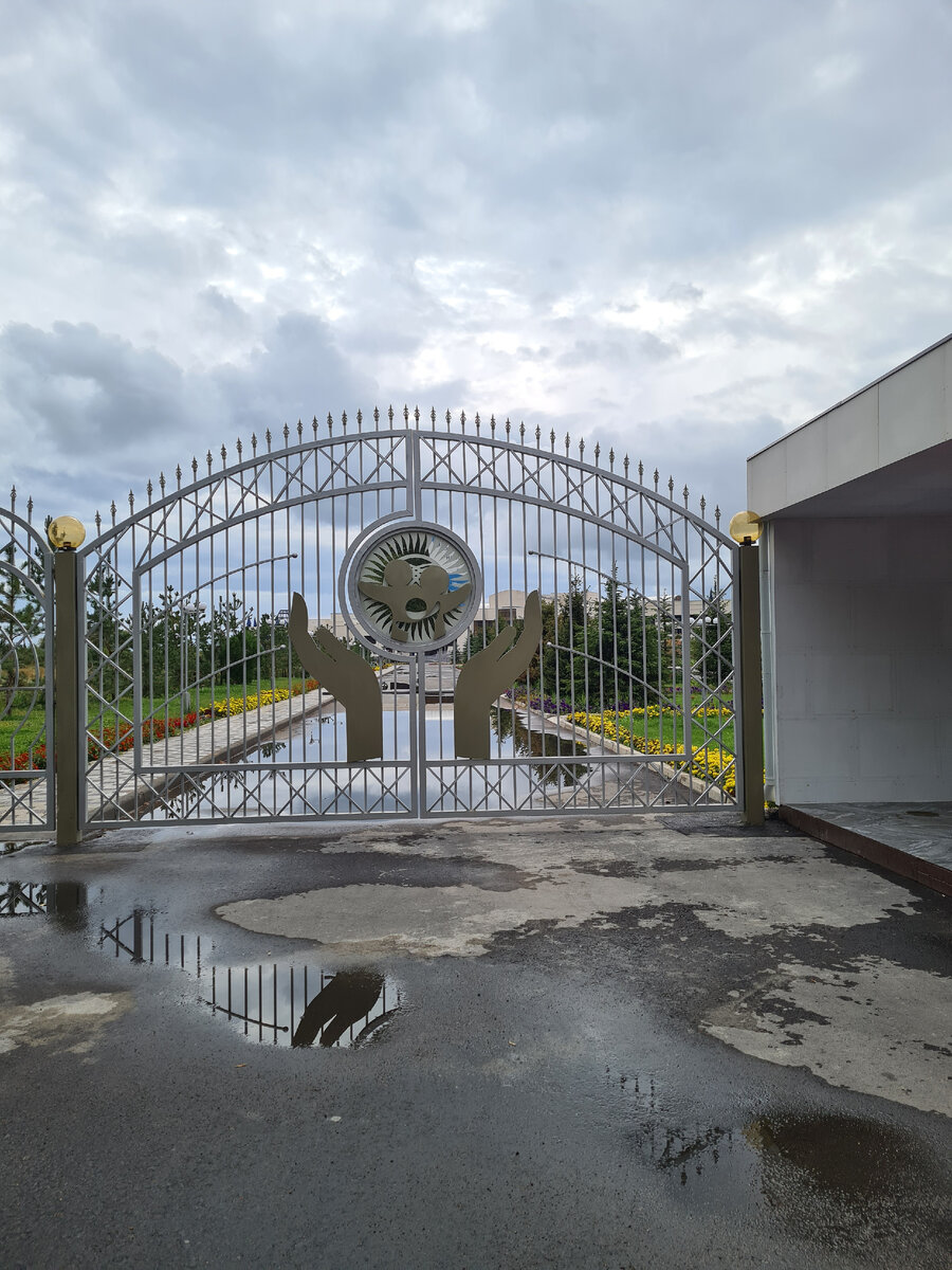 На входе-въезде охрана.  Мы попросили разрешения посмотреть. Разрешили и сопроводили рассказами об истории создания и реконструкции