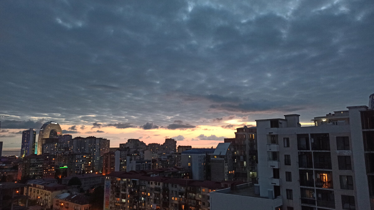 Вид с крыши нашей квартиры на Батуми