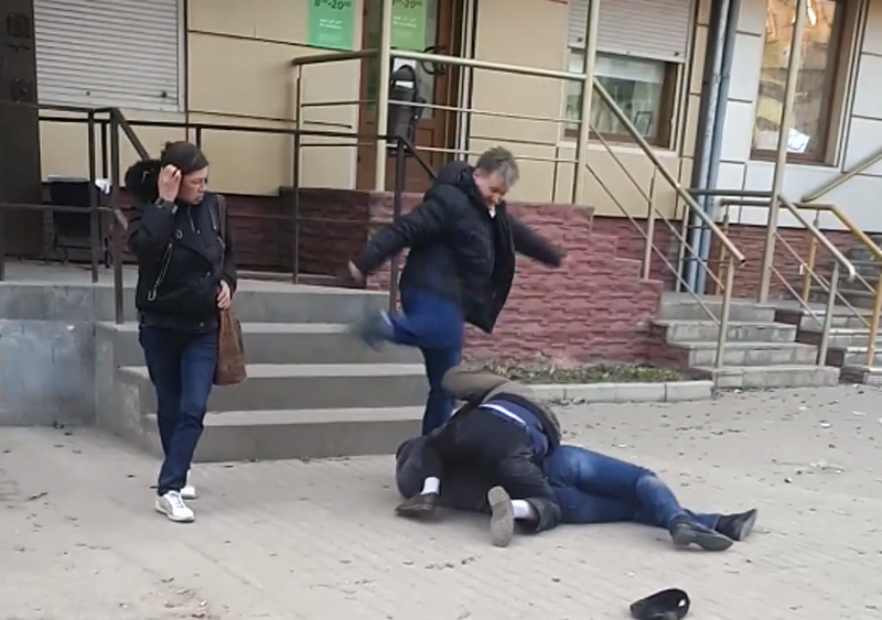 Видео драки лучшее. Массовый брак. Мужики дерутся на улице. Видео драки лучшее. Видео драки лучшее.