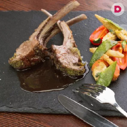 Существуют простые рецепты приготовления бараньих ребрышек, в результате получается нежное сочное блюдо. Вы можете запечь ребра в духовке, потушить на плите или приготовить на мангале.